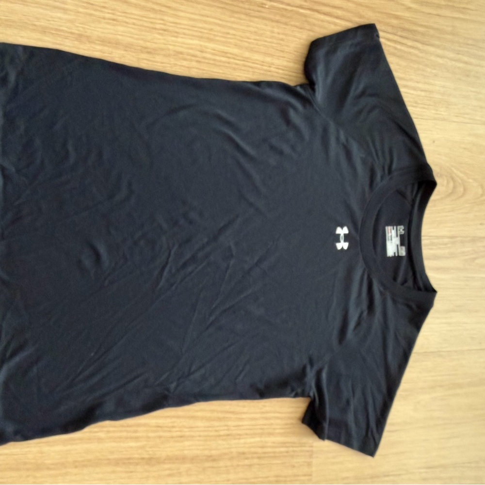 Under Armour women Black Short Sleeve Athletic Tee size M